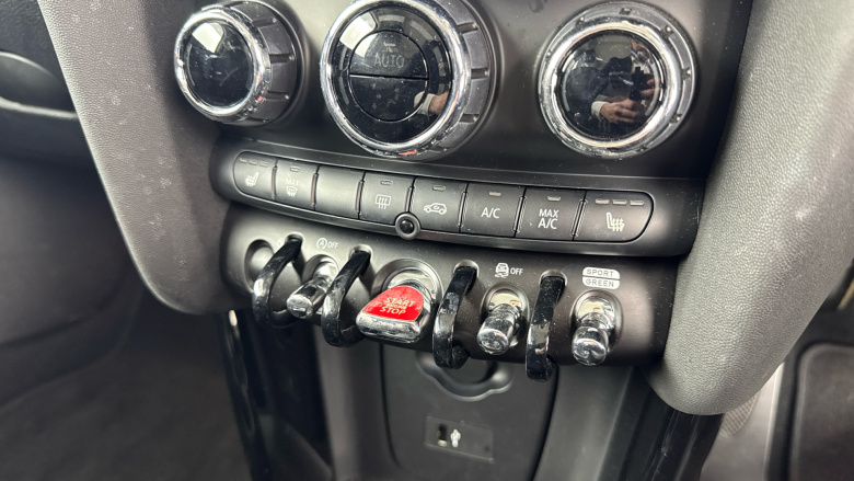 MINI Hatchback 1.5 Cooper Classic 3dr Auto [Comfort/Nav Pack] Petrol Hatchback